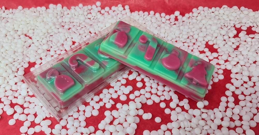 Cranberry Peppermint Wax Melt Snap Bar with sweet frosted berry and mint scent.