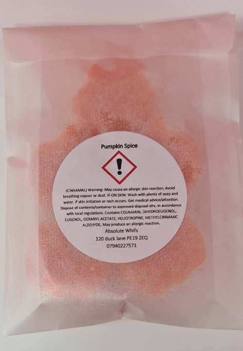 Pumpkin-shaped wax melts with spicy autumn fragrance.