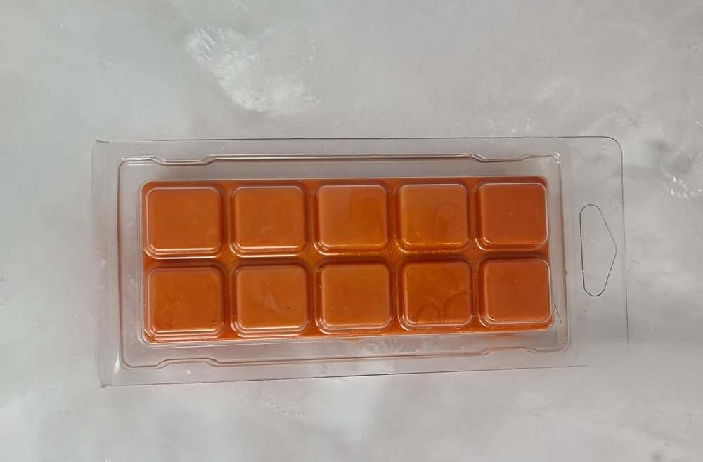 Orange 10-segment clamshell wax melt with pumpkin spice aroma for Halloween.