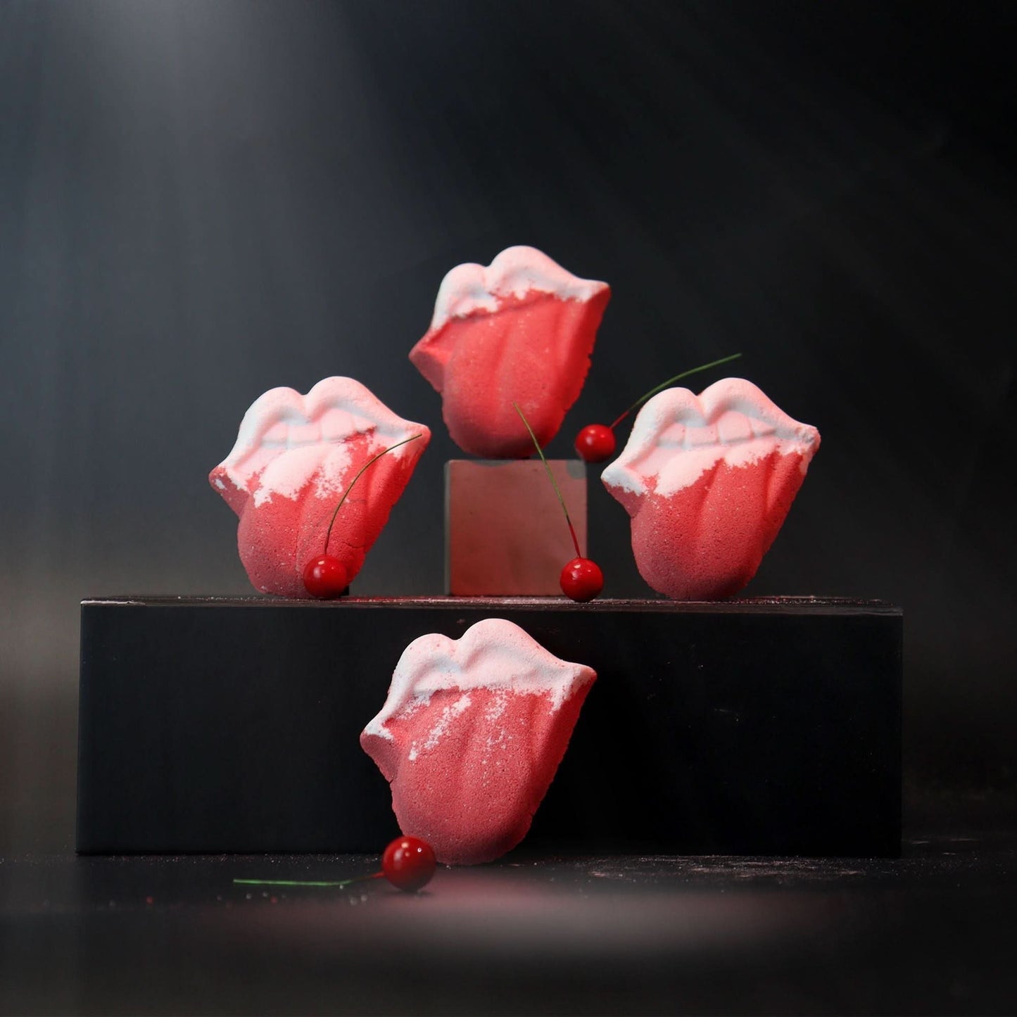 Lips shaped bathbombs with raspberry and pomegranate scent, 60g, foaming bath fizzies