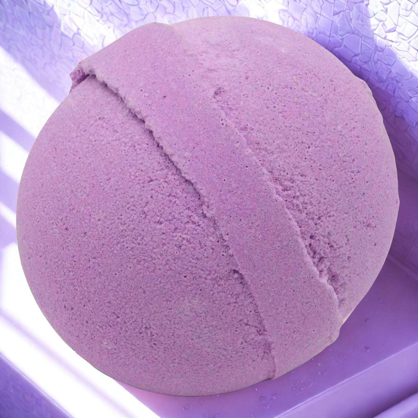 Purple blackberry bath bomb 180g, vegan-friendly and handcrafted for relaxing baths